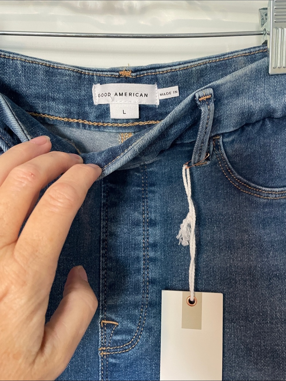 Good American Skinny Jeans in Mid Blue Wash